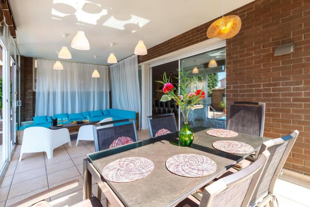 Villa Wine Experience Cambrils - Wine, Art & Games Bagian luar foto