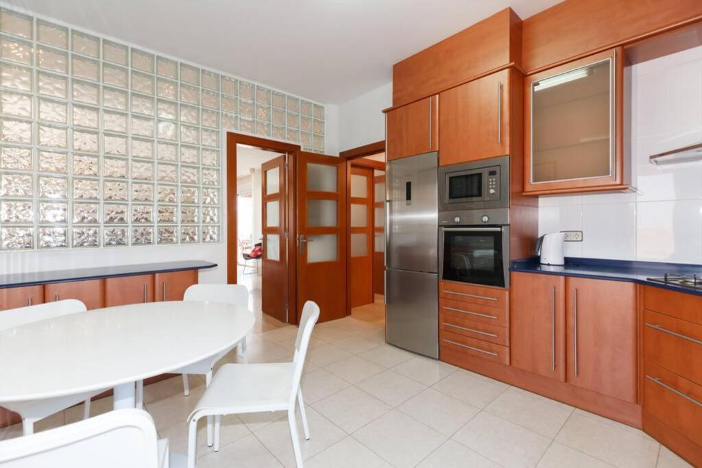 Villa Wine Experience Cambrils - Wine, Art & Games Bagian luar foto