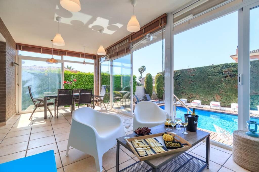 Villa Wine Experience Cambrils - Wine, Art & Games Bagian luar foto
